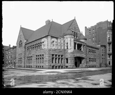 Vista esterna della Chicago Historical Society, situata a North Dearborn e West Ontario Streets, Chicago, Illinois, circa 1900. Foto Stock