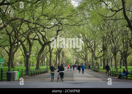 New York, NY / USA - Aprile 24 2020: Vista del Centro commerciale di Central Park e passeggiata letteraria con persone che passano e si rilassano Foto Stock