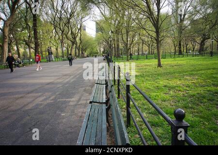 New York, NY / USA - Aprile 24 2020: Vista del Centro commerciale di Central Park e passeggiata letteraria con persone che passano e si rilassano Foto Stock