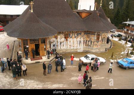 I credenti si radunarono al Monastero di Petru Voda, nella Contea di Neamt, in Romania. Foto Stock