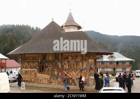 Credenti al di fuori del Monastero di Petru Voda, nella Contea di Neamt, Romania. Foto Stock