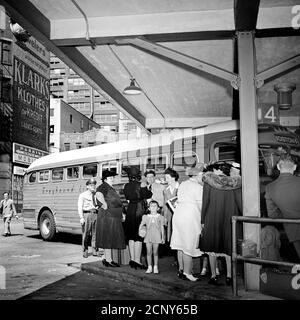 Coda del terminal degli autobus Greyhound (New York Foto Stock