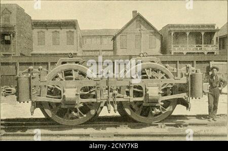 . La rassegna della ferrovia di strada . ENR&gt; VISTA DEL VEICOLO - B. & O. LOCOMOTIVA ELETTRICA. Il controllore serie-parallelo, e una pompa d'aria, azionata da un motore elettrico piccolo, che alimenterà il fischio e il frakesee d'aria. Le dimensioni sono: Lunghezza, 14 piedi, 3 pollici; larghezza, 9 piedi, 6i{ pollici. La sua velocità è di 15 miglia all'ora, quando esercita la sua trazione completa della barra di traino alla capacità nominale, 30 ore di milesan, quando esercita la metà del suo tiro della barra di traino, e 50miglia all'ora, la velocità massima. La sua velocità usuale con l'atrain, si dice, sarà 30 miglia all'ora. Come detto prima. VISTA LATERALE DI UN CARRELLO - B. & O LOCOMOTIVA ELETTRICA. 20 (^legato Foto Stock