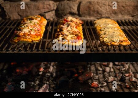 Pizza rustica cucinata alla griglia per cena. Foto Stock