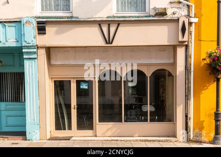 I locali commerciali sono chiusi durante la pandemia di Coronavirus del 2020, la città di Pembroke, Pembrokeshire, Galles, Regno Unito Foto Stock