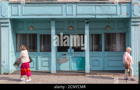 I locali commerciali sono chiusi durante la pandemia di Coronavirus del 2020, la città di Pembroke, Pembrokeshire, Galles, Regno Unito Foto Stock
