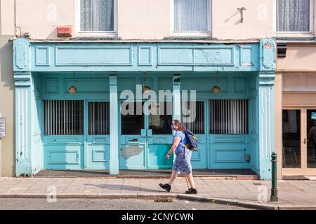 I locali commerciali sono chiusi durante la pandemia di Coronavirus del 2020, la città di Pembroke, Pembrokeshire, Galles, Regno Unito Foto Stock