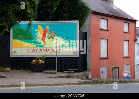 I locali commerciali sono chiusi durante la pandemia di Coronavirus del 2020, la città di Pembroke, Pembrokeshire, Galles, Regno Unito Foto Stock