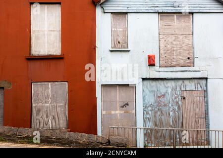 I locali commerciali sono chiusi durante la pandemia di Coronavirus del 2020, la città di Pembroke, Pembrokeshire, Galles, Regno Unito Foto Stock