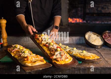 Pizza rustica cucinata alla griglia per cena. Foto Stock