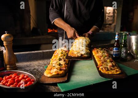 Pizza rustica cucinata alla griglia per cena. Foto Stock