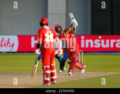 Manchester, Regno Unito. 18 settembre 2020. ; Emirates Old Trafford, Manchester, Lancashire, Inghilterra; Vitality Blast T20 Cricket, Lancashire Lightning contro Durham; Saqib Mahmood of Lancashire colpisce come i wickets lato casa tumble Foto Stock