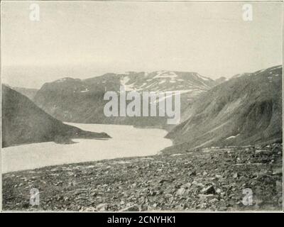 . Rapporto della spedizione Brown-Harvard a Nachvak, Labrador, 1900 . Muutli di Kogarsuk (o Goratsuk) Kiver. Nachvak Bay; lookingverso il Tallek.. Ilii.- Ifbsvuvak: Llu- Soulhwcst Ann of Xachvak S.E.R. E. B. Delabarre, tel. D. 145 li incontrarono spesso a nord di Hopedale. Il loro Hmit presentSouthern è Hamilton Inlet, anche se in passato theyare riferito di essersi sparsi fino a sud come Massachusetts.They sciamed sopra la nostra goletta, peering curiosamente in allits recessi, e offrendo loro possessi semplici in exchangefor tabacco e abbigliamento; e abbiamo incontrato molti di loro in theirvillages sulla riva. W Foto Stock