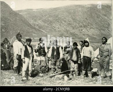 . Relazione della spedizione Brown-Harvard a Nachvak, Labrador, 1900 . rth, acrossSaglek Bay, alcuni di loro apparentemente della cosiddetta formazione casa-tetto. Quando ci fermavamo per il pranzo un po' più tardi, la temperatura era di 63°. Nel primo pomeriggio abbiamo con-tinued per parecchi chilometri ad un'elevazione generale che varia fra 1,050 e 1,160 piedi, e poi ha fatto una discesa ripida ad un fiume che scorre verso nord verso Kajuktok, una parte di SaglekBay. Una linea di colline, 1,300 piedi di altezza, poi stese davanti a noi, tra il fiume e la baia. Avevamo ma solo fordato il theriver e iniziato la loro ascesa, quando eravamo fortun Foto Stock