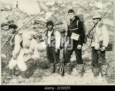 . Rapporto della spedizione Brown-Harvard a Nachvak, Labrador, 1900 . Eskimo accampamento a Pangnertok.. Ml-uiIjcts di llu- Tarty sulla gita Overland da Heljron a Nachvak. E. B. Dclaharre, pH. D. 97 l'esposizione aurorale è stata una certa compensazione per la nostra veglia.la sua luce mite ha spazzato sopra i cieli, per la maggior parte ha assunto la forma di bande verticali curve, cambiando e agitando. Il nostro terzo giorno, il 21 agosto, è stato un altro di sole luminoso e caldo. Alle 8.30, poco prima del nostro inizio, la tempera-tura era di 63°. Dalla cresta della collina, che abbiamo raggiunto, abbiamo avuto una bella vista verso Saglek Bay. Foto Stock