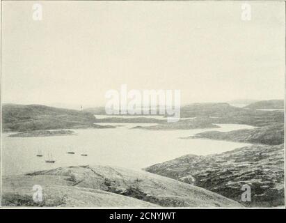 . Relazione della spedizione Brown-Harvard a Nachvak, Labrador, 1900 . s Harbour (7 a. m.) a Nain (5p. M.), 22, miglia. Ci siamo messi a Nain invece di continuare direttamente a sud, allo scopo di visitare una miniera di Lab-radorite su Tabers Island, a una dozzina di miglia da Nain. AtNain abbiamo trovato il Dr. Grenfell, del Labrador Medical Mis-sion, che gentilmente si è offerto di portarci nel suo vaporetto, lo Strath-cona, a Tabers Island il giorno seguente. Del Dr. Gren-Fell e della sua missione condotta splendidamente parlerò di nuovo (Sezione VI). La generosa cortesia che ci ha mostrato è char-acteristic dell'uomo, ed era una g. Foto Stock