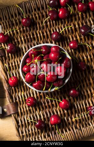 Crudi ciliegie rosse biologiche in una ciotola pronti a mangiare Foto Stock