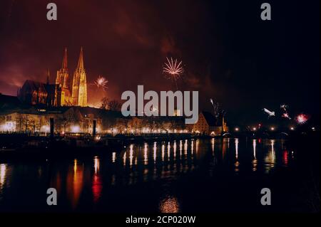 Fuochi d'artificio di Capodanno, Cattedrale di Ratisbona, Danubio, Capodanno, Palatinato superiore, Ratisbona, Baviera, Germania, Europa Foto Stock