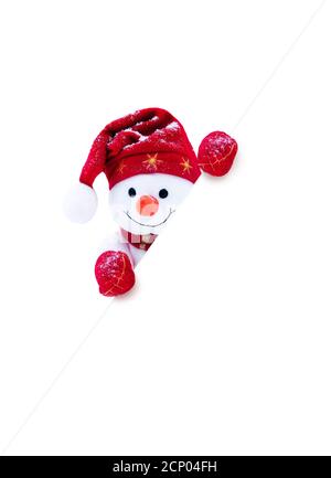 Pupazzo di neve in berretto e sciarpa sulla neve in inverno. Sfondo festivo con un simpatico pupazzo di neve. Cartolina di Natale, spazio di copia. Foto Stock