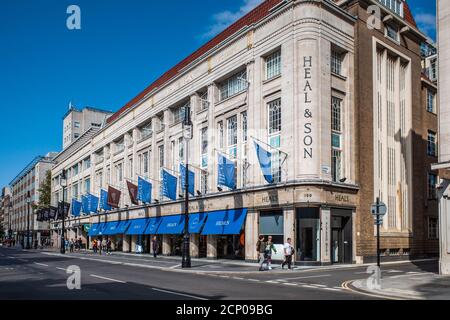 Heals Store Tottenham Court Road Londra. Bandiere blu si ondano fuori dal negozio Heals Furniture and Design. Fondata nel 1810 da John Harris Heal e figlio Foto Stock