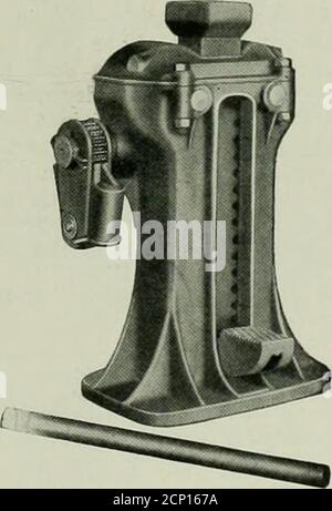 . Ingegnere meccanico ferroviario . Sezione trasversale di Rees N. 1 martinetto al posto di un singolo ingranaggio a vite senza fine punzonato ad una barra di sollevamento viene impiegato ilprincipio della doppia vite senza fine. In questo disegno i vermi di destra e di sinistra sono tagliati sull'albero della vite senza fine, che ingranano i witli. Martinetto per impieghi generali, ingranaggi a vite senza fine lato destro e sinistro che portano pignoni di guida. Lasta di sollevamento, che ha una dentatura su entrambi i lati, si trova tra i pignoni e viene sollevata o abbassata ]>y la doppia Foto Stock