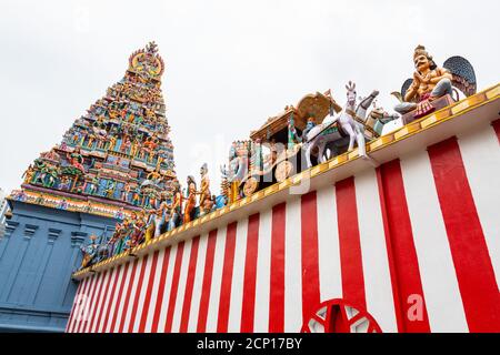 Vista ad angolo basso del Tempio di Sri Veeramakaliamman a Singapore Foto Stock