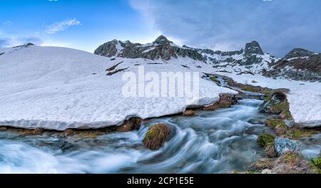 Fiume che scorre dalle montagne nelle Alpi francesi. Foto Stock