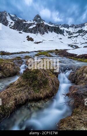 Fiume che scorre dalle montagne nelle Alpi francesi Foto Stock