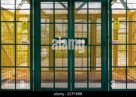Ingresso al parco ornitologico dalle porte di tipo gateway. Foto Stock