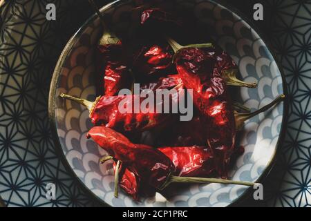 Mortara 09/15/2020: Peperoncini rossi secchi in una ciotola di stile giapponese Foto Stock