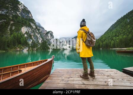 Viaggiatore visitare un lago alpino a Braies, Italia - turista con outfit escursionistico divertirsi in vacanza durante il fogliame autunnale - concetti di viaggio, l Foto Stock