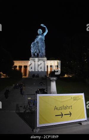 Monaco, Germania. 18 Settembre 2020. La Baviera si erge sulla teresienwiese vuota di notte la sera prima del giorno in cui sarebbe iniziato l'Oktoberfest 2020. Il Wiesn avrebbe aperto domani sabato, se non fosse stato cancellato a causa della pandemia di Corona. Credit: Felix Hörhager/dpa/Alamy Live News Foto Stock