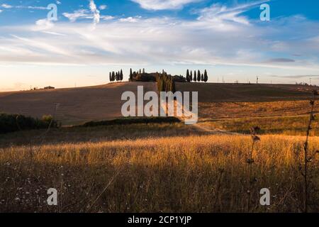 San Qurico d'Orcia, Italia - Agosto 18 2020: Villa Poggio Manzuoli o Gladiator House in Val d'Orcia, Toscana al tramonto in serata Foto Stock