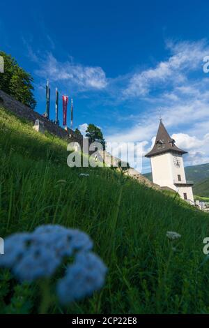 Bruck an der Mur, Uhrturm (torre dell'orologio) sullo Schlossberg a Murau-Murtal, Steiermark / Stiria, Austria Foto Stock