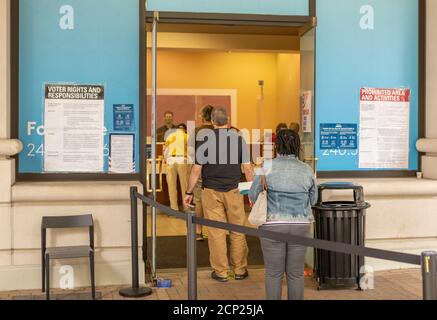 ARLINGTON, VIRGINIA, USA, 18 SETTEMBRE 2020 - le persone si allineano durante il primo giorno delle elezioni presidenziali del 2020. Foto Stock