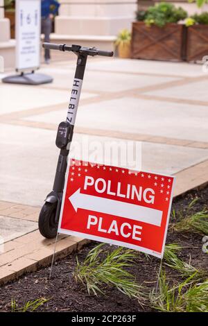 ARLINGTON, VIRGINIA, USA, 18 SETTEMBRE 2020 - la firma del Polling Place durante il primo giorno delle elezioni presidenziali del 2020. Foto Stock