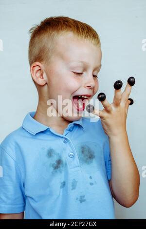 macchie nere su una t-shirt blu Foto Stock