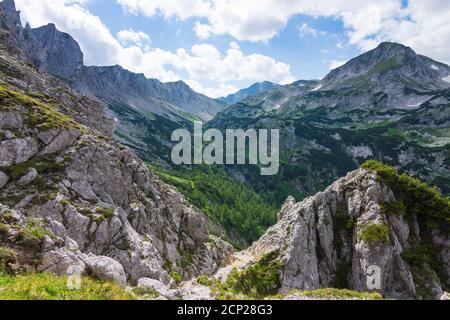 Montagne di Hochschwab, vista al rifugio Voisthaler Hütte, e la cima Hochschwab (a destra) con croce sulla cima in Hochsteiermark, Steiermark / Stiria, Foto Stock