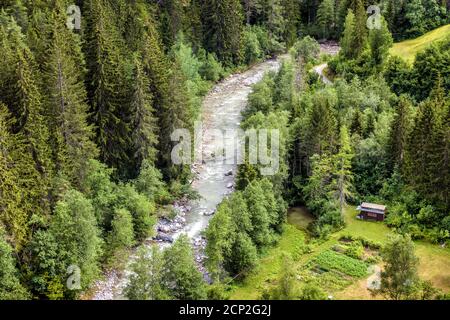 Paesaggio delle montagne alpine con casetta e giardino, Svizzera. Scenario delle Alpi e Lodge in campagna in estate, paesaggio rurale di verde f Foto Stock