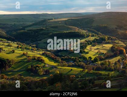 Vista fantastica nel parco nazionale Peak District sul Tramonto in autunno Foto Stock