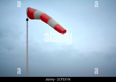 dettaglio di una manica del vento rossa e bianca ondulata l'aria Foto Stock
