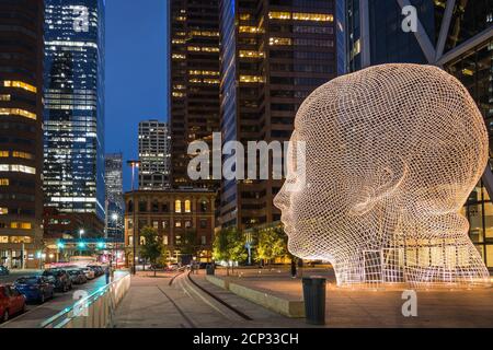 Famoso simbolo della scultura del paese delle meraviglie del famoso artista e scultore spagnolo Jaume Plensa al tramonto nel centro di Calgary, Alberta, Canada. Foto Stock