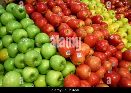 Closeup di mele fresche verdi, rosse e gialle per la vendita in un supermercato, Vancouver, British Columbia, Canada Foto Stock