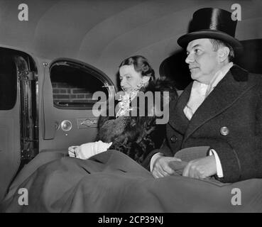 Il Procuratore Generale Howard H Jackson e la Sig.ra Jackson, nominati di recente, partono per il ricevimento della Casa Bianca. Washington, DC, USA, Harris & Ewing, 4 gennaio 1940 Foto Stock