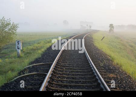 Binari ferroviari, mattina, nebbia, Bingenheimer Ried, Echzell, Wetterau, Assia, Germania Foto Stock