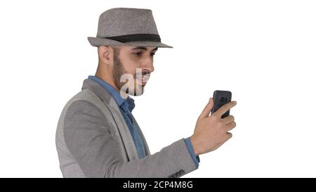 Arabo attraente uomo in vestiti casual registrare video per blog su sfondo bianco. Foto Stock