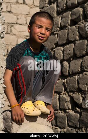 Choglamsar, casa dei rifugiati tibetani, ritratto di un ragazzino Foto Stock