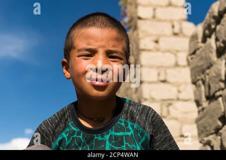 Choglamsar, casa dei rifugiati tibetani, ritratto di un ragazzino Foto Stock