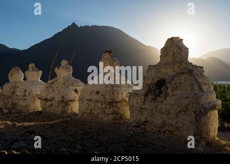 La Valle di Nubra con il villaggio di Hundar, Choerten di fronte al monastero Gulha Gompa Foto Stock