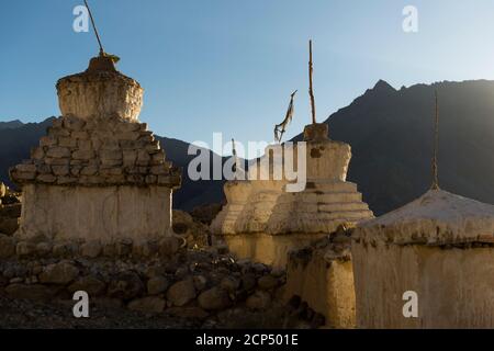 La Valle di Nubra con il villaggio di Hundar, Choerten di fronte al monastero Gulha Gompa Foto Stock